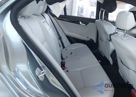 2012 Mercedes-Benz C 350 Sport z USA, uszkodzony, nr VIN WDDGF5HB7CR196993